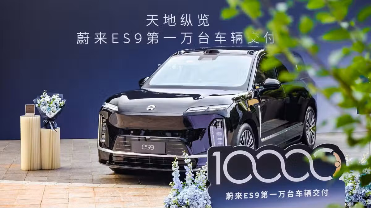 NioStrats's tweet photo. $NIO #NIO delivers 10,000th ES9

ES9 deliveries
-6892 in June so far
-3108 units in May

ES9
-took about 1 month to hit 10k
-starts RMB498k($73k)
-advanced technologies

Higher-trim
-dual Shenji NX9031 chips &amp; SkyRide intelligent chassis
-wait time 16-17 weeks, 4 month backlog https://t.co/kChGA5LEzS