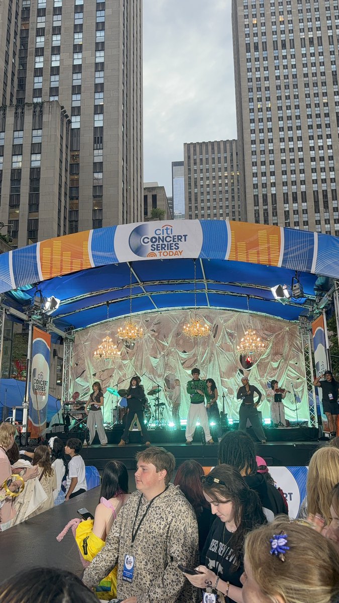 dannysgrande's tweet photo. MINI REHEARSELS ARE HAPPENING https://t.co/TvuQswkJHP