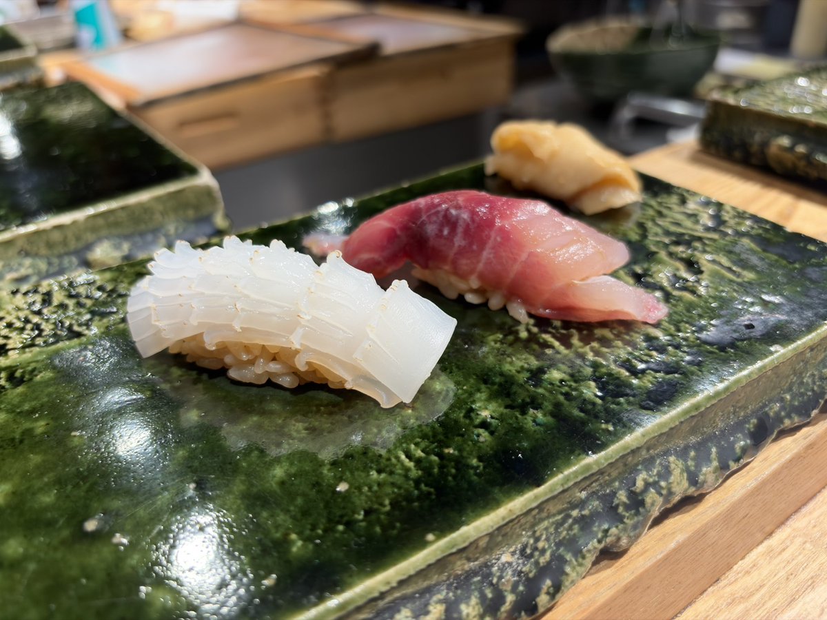 Urutiall's tweet photo. ２軒目〜
鮨なかもと
とりあえず芋焼酎から入ったけど、
なめろうと寿司食ったら日本酒頼まざるを得なかったww
握りは特に剣先イカ！あとトラフグの焼き白子美味すぎて酒進む進む。
控えめに言って最 ＆ 高。 https://t.co/pws99t1HNa