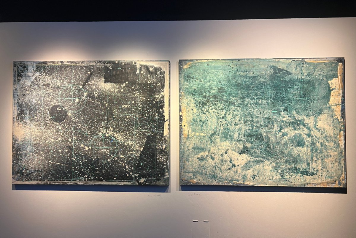 LesBernardes's tweet photo. La primera part del recorregut de l’exposició «Mar de Terra. Terra de mar», el mar es presenta com a registre.

Hi apareixen instruments tradicionalment vinculats a la navegació, com el quadern de bitàcola o la carta nàutica. https://t.co/PlIORcY2My