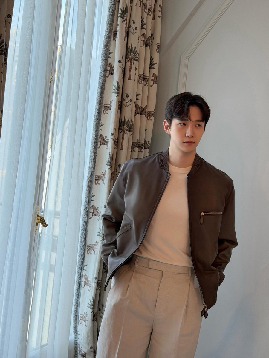 ljh012486's tweet photo. LEE JUNHO X BERLUTI in Paris🇨🇵
벨루티 왕자님 🫅잘생김 한도초과😘
세상 젤 눈부시게 반짝이는 ✨🫶
 나의 어린 왕자 🫅💛
#LeeJunho #이준호 
#Berluti #벨루티 https://t.co/h5ymRFUypu