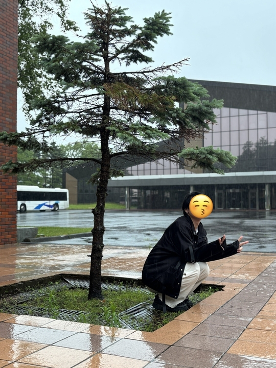 nkhs_hh's tweet photo. 3年生の休み時間の一コマです！
中庭の水溜まりでエモい写真を撮ろうと試みたものの、あいにくの雨…
明日は晴れますように☀️
#日本工学院専門学校 #ニコキタ #日本工学院 #CGデザイナー科 https://t.co/SJmidqy1ow