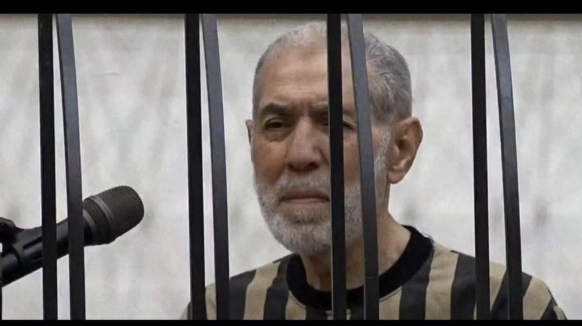 allmasoudi's tweet photo. لقد اقتضت حكمة الله أن يكون الدين طريقًا إليه وحده، لا طريقًا إلى الجاه والقصور والثروة. ومن جعله مطيةً للدنيا، فضحه الله في الدنيا قبل الآخرة، وأراه الناس على حقيقته، بعد أن كان يتخفى خلف العمامة واللحية والخطابة.

تابعتُ بالأمس جانبًا من محاكمة مفتي البراميل أحمد حسون. ولم أكن أشاهد (محاكمة إنسان)  يقف خلف القضبان بقدر ما كنت أشاهد "محاكمة حالة" ومحاصرة "فكرة"!
من يجعل الدين سلّماً يصعد به إلى السلطة، وجسرًا يعبر فوقه إلى المال والنفوذ، ثم يبيع ضميره على موائد الطغاة.

هذا الرجل الذي بدأ حياته – كما يبدأ طلبة العلم – في الكتّاب، يحفظ القرآن، ويتعلم الحديث، ويجلس بين العلماء. 
لكن المشكلة كانت في النفس التي جعلت الدين وسيلة لا غاية، ومركبًا إلى الدنيا لا طريقًا إلى الله.

ما أبشع أن يتحول الوحي إلى وظيفة، والمنبر إلى منصة للدعاية، والفتوى إلى ختمٍ يشرعن القتل، ويبرر تهجير الأبرياء، ويمنح الظالم صكوك البراءة. عندها لا يعود العالم شاهدًا على الحق، بقدر مايكون شاهد زورٍ، ومشرعن جريمة، ومفتي ظلم.

كانت تلك المحاكمة درسًا يتجاوز شخصًا بعينه. إنها رسالة لكل من ظن أن بإمكانه أن يرتدي عباءة الدين ليخدع الناس، وأن يجعل من الآيات والأحاديث سلعةً يتقرب بها إلى أصحاب السلطة بدل أن يتقرب بها إلى الله.
وهكذا تأتي العدالة في لحظة فاصلة وقاصمة ومهيبة لتخلع عن الثعالب أثواب الوعظ، وتتركها عارية أمام التاريخ..