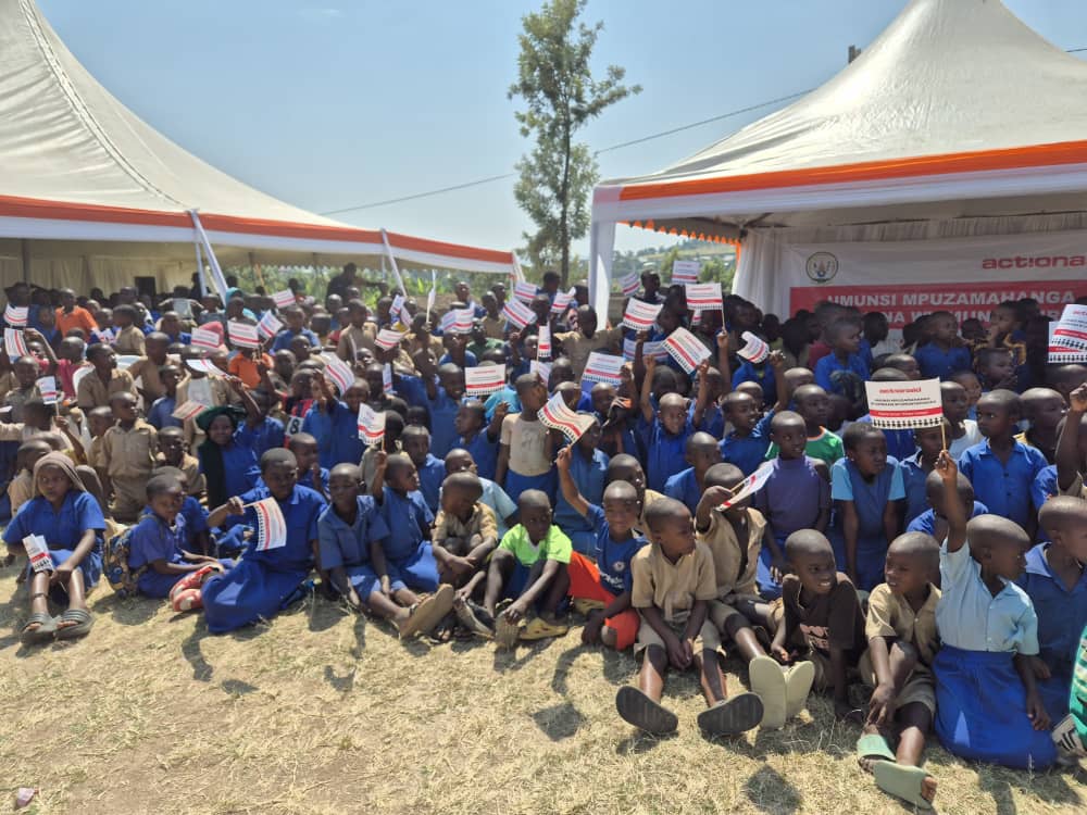 NyanzaDistrict's tweet photo. Umuyobozi w'Akarere wungirije ushinzwe imibereho myiza @NadineKayites yifatanije n'abana, abarezi n'ababyeyi mu kwizihiza umunsi mukuru mpuzamahanga w'umwana w'umunyafurika. Igikora kiri kubera kuri GS Kayanza mu Murenge wa Muyira. Insanganyamatsiko ni "Ndera neza nkure nemye" https://t.co/YBl9U8431y