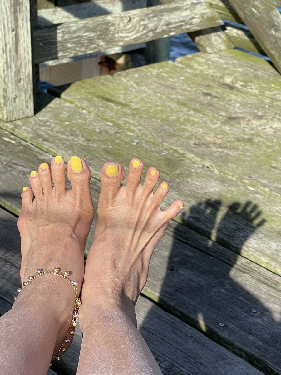 PrettyVAFeet's tweet photo. Happy Friday! Just flexing… toe spread or keep them together? 🤔 Or do you prefer their shadows? 😎

#feet #feetfetısh #friday #toespread #toes #feetworshi̇p #topoffeet #yellow #outdoor #public #barefoot #anklet #flexing https://t.co/HwiGZjN9HF