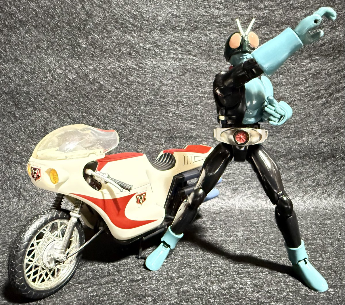 gavanhero's tweet photo. 装着変身G3-Xのボディとギルスの頭使って作っちゃった😁
バ●ダ●さんのクウガとサイクロンへの当てつけぢゃないヨ😅

装着変身シリーズは、できれば安心してガシガシ遊べる方がいい
※あくまでも個人の意見です※

遊びっていうのはある程度自由があっていいと思いますし、購買者もしくは保持者の想像や妄想や創造力をいつの時代であろうと保持できるアソビがあっていいと思う
※あくまでも個人の意見です※

#ポピニカX装着変身
#装着変身仮面ライダー旧1号
#ポピニカ魂PX02サイクロン号
#装着変身改造
#本郷猛