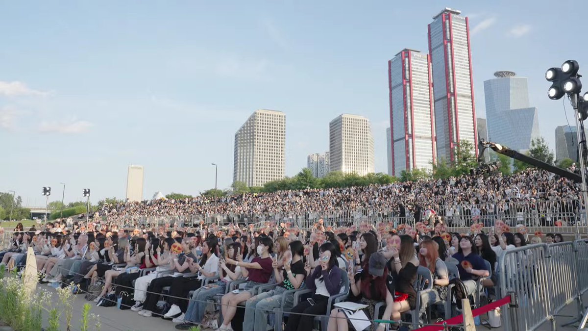 heeseungcokr's tweet photo. INSANE THE ARE A LOT OF PEOPLE COMING TO EVAN BUSKING https://t.co/XYSrexB1EA