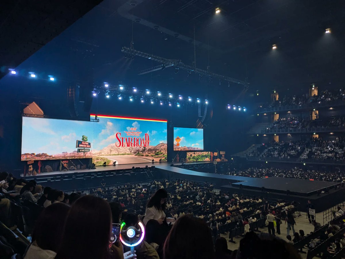 19wons's tweet photo. #ald1 star road yokohama day 1 the seat and venue are full till 4th floor 😭🤍 https://t.co/XlYIiBXlMo