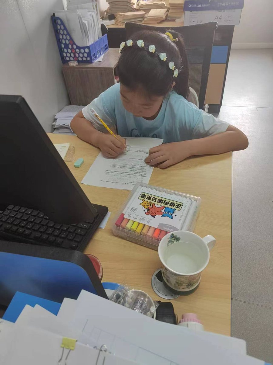 zhi1923's tweet photo. 这是我外甥女三年级数学题，这么难吗？
这个暑假我在家默默地“闭嘴”🤐
please determine whether this math problem is correct？
#Mathproblem
#mixedoperation
#algebra
#braintraining https://t.co/CEe6PDvSRA