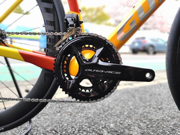 chibacycle_ono's tweet photo. ご存知ですか・・・

・Dura-Ace12速
・カーボンフレーム
・カーボンホイール
・一体型ハンドル
などコミコミで775,000円（税込）の破壊的なバイク

GUSTO GTR MAX

いまなら人気色のOrange、Mサイズがすぐ手に入るみたいですよ（　＾ω＾）・・・
@GUSTO_JAPAN 

▼通販でもご注文OKです◎
https://t.co/8nKfpmzgLC