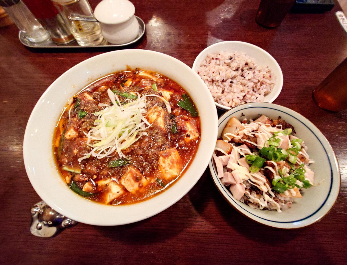 chapynonisemono's tweet photo. 人力俥 @青山/岩手県
[限定]味噌麻婆麺2辛雑穀ごはん炙りチャーシューめし
香りは渋く攻撃的。しかし味わいは円く柔らかなぽくぽく麺。薄っすら煮干を感じるすっきりまろやかな味噌がベースでスパイスが広がる。甘みから入り辛味が追い掛ける麻婆に甘い豆腐と雑穀米の好相性。チャめしも頼むべき逸品。 https://t.co/H6sbONMf2H