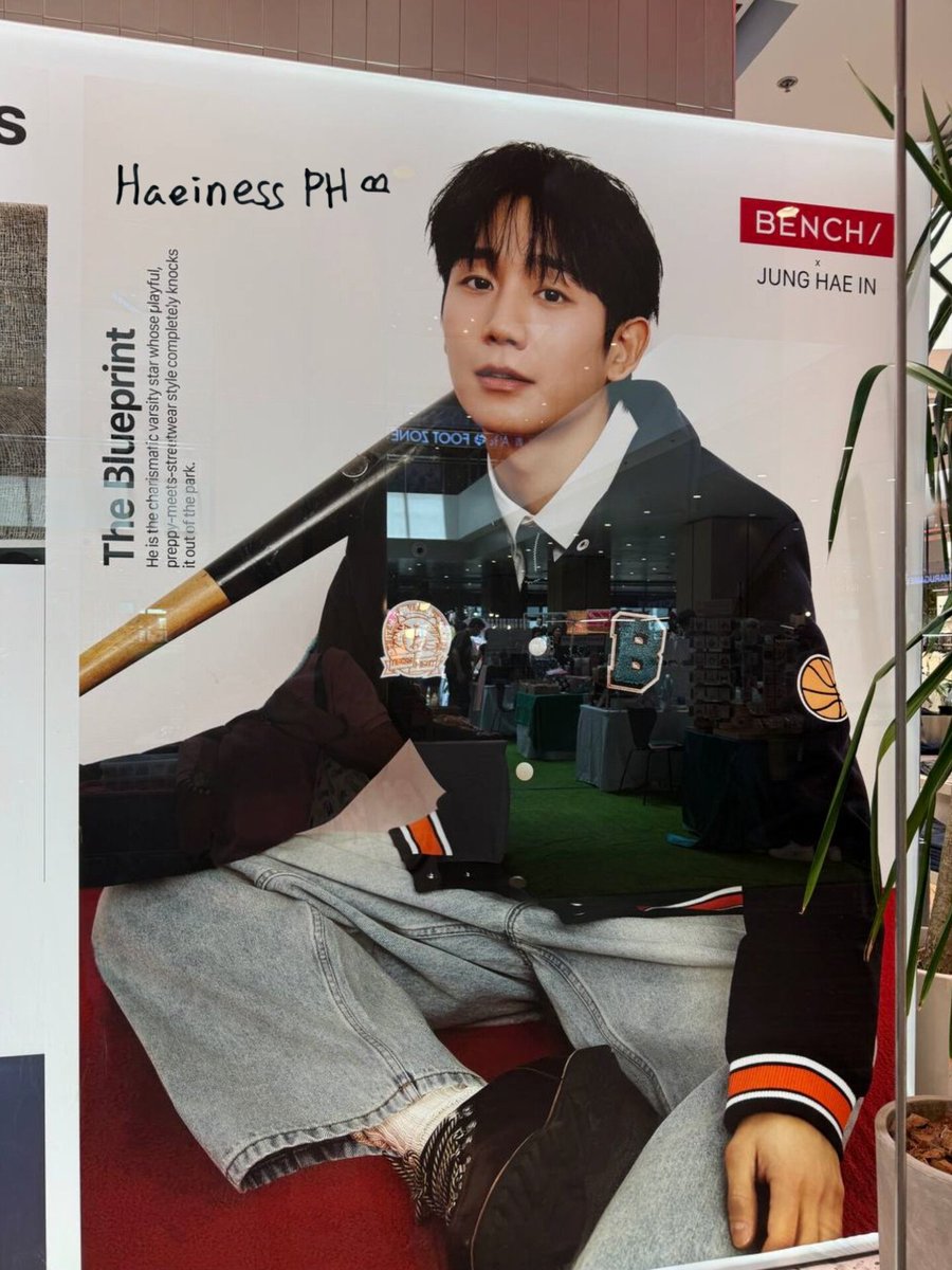 HaeinessPH's tweet photo. Seeing our #GlobalBENCHSetter Jung Hae In in the Bench display window at One Ayala Mall, Makati made our hearts so full. 🫶❤️

So proud of you and all that you've achieved. Always cheering for you!🇵🇭

@ActorHaein @benchtm @bcbench
#BENCHxJungHaeIn
#JungHaeIn #정해인 
#HaeinessPH https://t.co/nIxtTrrsHF
