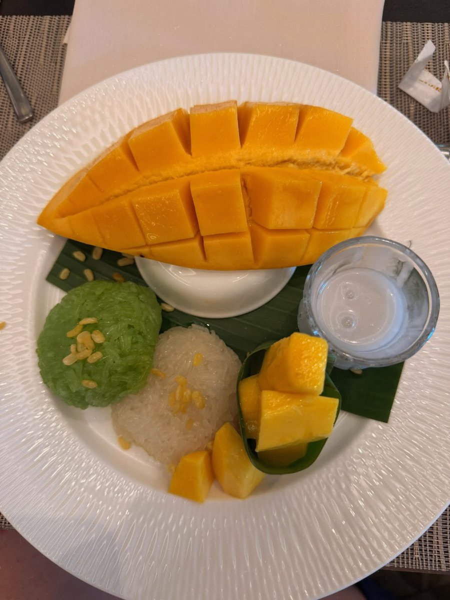 pupebibi's tweet photo. กรี๊ดดดดดดเปาลิน่า มา Thank you,Thailand! 🇹🇭👋🏻 แบบเต็มระบบเลยค่ะแม่ๆ ถ่ายป้ายที่แฟนคลับทำให้มาลง ถ่ายกับผ้าห่มที่ชีน่าจะเลิฟสุด แถมไปนวด อีสข้าวเหนียวมะม่วงอีก เริ่ดดดดดลูกสาวแม่ รักน้องเปาอะะะ 😭🩷

#วอลเลย์บอลหญิง https://t.co/cpVirLJM4m