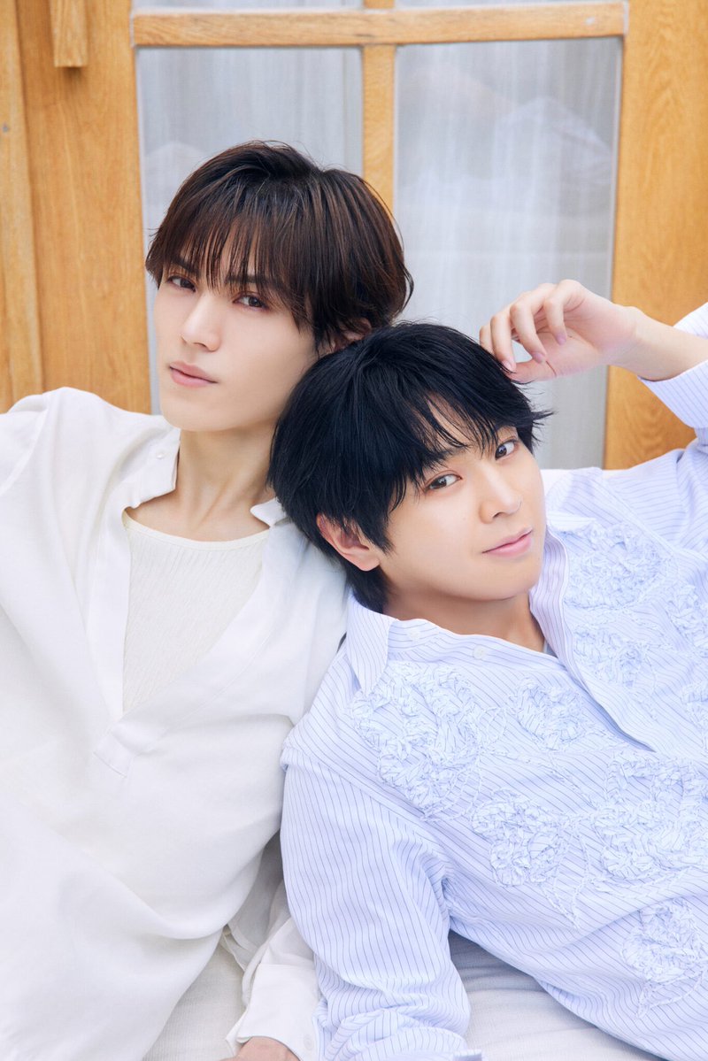 Emo_miu's tweet photo. ＼🌻MAKING MOVIE🌻／
【#藤本洸大＆#簡秀吉】
"ひでこう"の休日(仮)を覗き見🏠

クレージュシャンプーのコラボ撮影の様子をお届け🤍寝起きから濡れ髪、無邪気なシャボン玉シーンにおんぶも🛏️🚿🫧

[▼メイキングはコチラ]
🔗https://t.co/jAkZLlkUJn

#ひでこうとシェアするクレージュ
#Emomiu https://t.co/yZSJPvC4RL