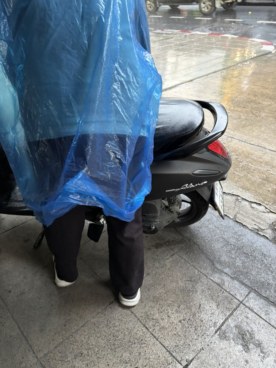piko72bkk's tweet photo. 雨降ってきてドライバーの雨用身支度待ち。カッパ着て、靴下脱いで、ズボンまくって、モバイルバッテリーを下にしまって、スマホをビニールケースに入れて完了。さすが手際がいい😆今年は仕事帰りに雨に降られる率高い気がするー https://t.co/xbhxSaFWyZ
