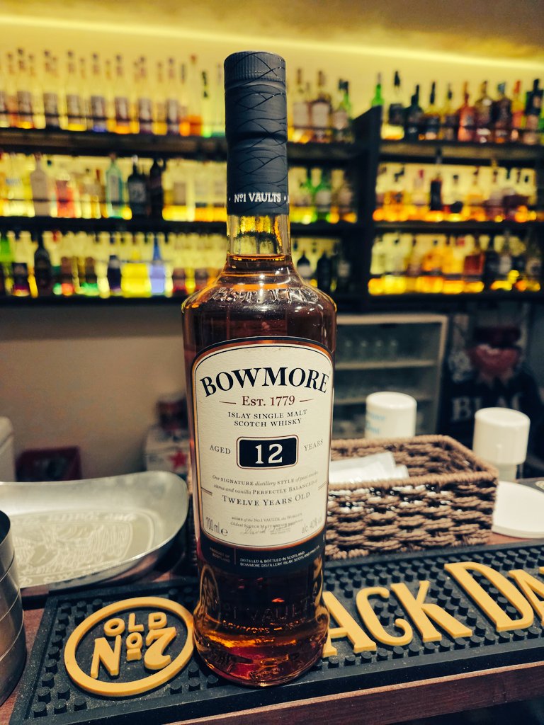 BAR88MASTER's tweet photo. Ｗ台風に雨雲と、だいぶ悪条件の週末になりそうですが今のところ休まず営業する予定です🌀

もちろん本日も営業しておりますので、ご来店お待ちしております🙇 https://t.co/gAv24nLDQ7