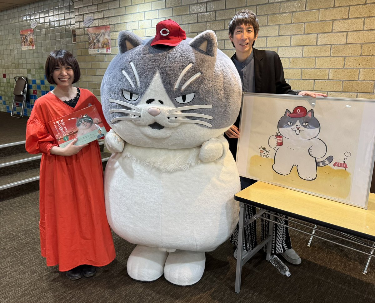 debunekocyan_h's tweet photo. 【祝】絵本「マルのさすらいのヒーロー」の増版が決まったよーー！！発売から２ヶ月と少し。応援してくれたみんなに感謝の気持ちでいっぱいだよー。もっと多くの人たちに物語が届くと嬉しいな！！
#かなしきデブ猫ちゃん
#マルのさすらいのヒーロー
#みんなありがとう https://t.co/6Ehtk2wcmo