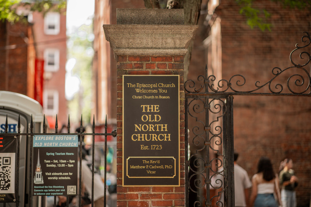 discover_och's tweet photo. On the night of April 18, 1775, the two lanterns in the steeple of Boston's Old North Church burned for less than two minutes. 

Sexton Robert Newman and vestryman John Pulling broke the British military curfew to hang them, then pulled them down immediately so the regulars in the street below would not see what had been signaled. 

The signal had already done its work by the time Paul Revere reached Charlestown.