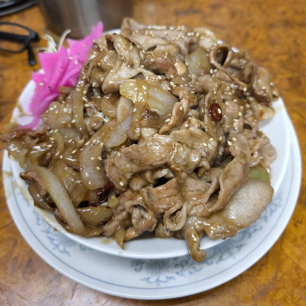 t2cz's tweet photo. かし亀
豚肩ロース丼
塩生姜ラーメン
今日は黒板メニューの豚肩ロース丼とお久しぶりの塩生姜ラーメン
甘辛い味付けのかし亀の肉はとんでもないものを盗んでいきましたぞ
オレのご飯です
マジで速攻でご飯が無くなる
美味しい丼とラーメンをご馳走様でした
#RB大宮アルディージャラーメン部 https://t.co/QjzglLsXpv