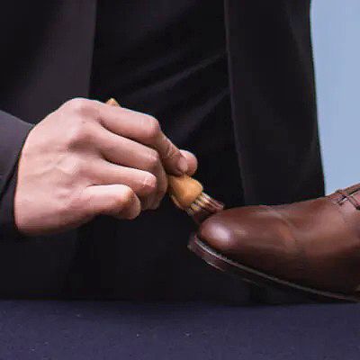 ShoesLife_edit's tweet photo. ハイシャインに欠かせない👞「グラスウォーターディスペンサー」のロゴが新仕様に。
使い心地はそのままに、新しい表情へ✨

「グラスウォーターディスペンサー」はハイシャインに欠かせない「水」💧をワンプッシュで適量を供給し、磨きのリズムを崩さずハイシャインの完成度を支えます。

すでにお使いの方も、これからの方も。改めて手に取っていただきたいアイテムです。
 
▪ ShoesLife Store限定
SAPHIR グラスウォーターディスペンサー👇　
https://t.co/p8YILAJu5W
－－－－－－－－－－

新商品「アプライブラシ ロング」も好評販売中！

アプライブラシ ロングは、スリムでロングな形状により、手にフィットしやすく、指やクロスでは届きにくい箇所へもスムーズにクリームを塗布できます✨
ペンのように握れるため力加減も繊細にコントロールでき、美しいアンティーク仕上げも実現可能です。

ぜひ、その使い心地をご体感ください👞

▪ Sleipnir アプライブラシ ロング 豚毛👇
https://t.co/KCJHP4t1hv

#靴磨き #ハイシャイン #シューケア #SAPHIR #ShoesLifeStore