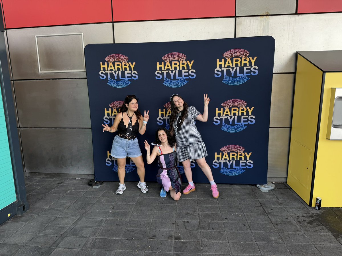 AngelicaGiangy's tweet photo. Hi @HSHQ The atmosphere at Harry’s shows is on of my favourite things ever! It’d be an honour to capture it tonight as your photographer occasionally, I’ll be in the disco pod with my friends as usual 🍉🤩🪩🕺 https://t.co/w51B2w0ugP