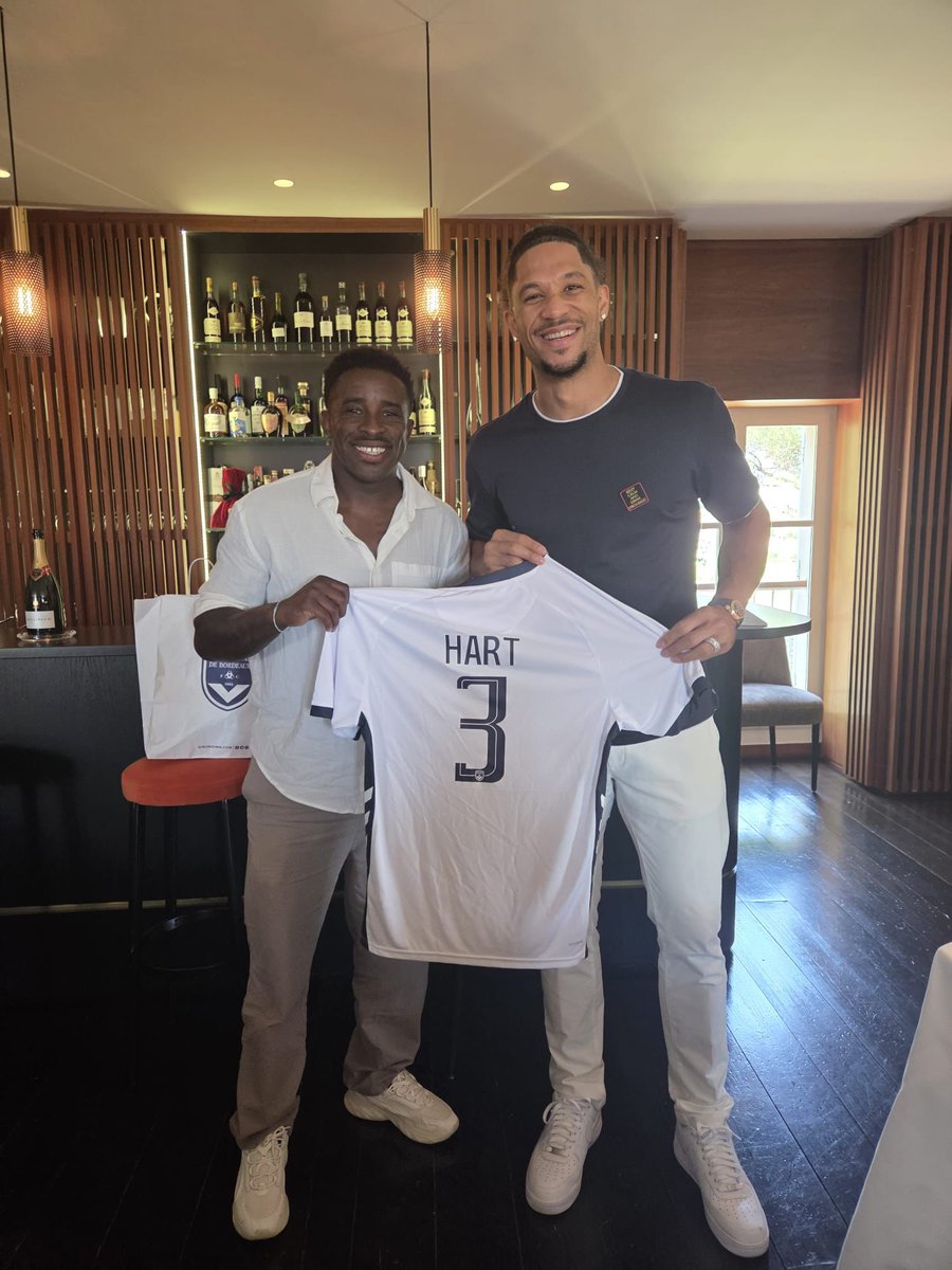 riomavuba's tweet photo. Merci Château @lynch_bages &amp; @kinoucazes pour cet accueil exceptionnel à Pauillac 🍷 Dégustation des + beaux millésimes et belle rencontre avec @joshhart 🏀 tout juste sacré champion @NBA avec les @knicks — 1er titre en 53 ans. Bravo champion, 🙌🏾
#Pauillac #NBAChampion #Knicks https://t.co/68Q9dqdp01