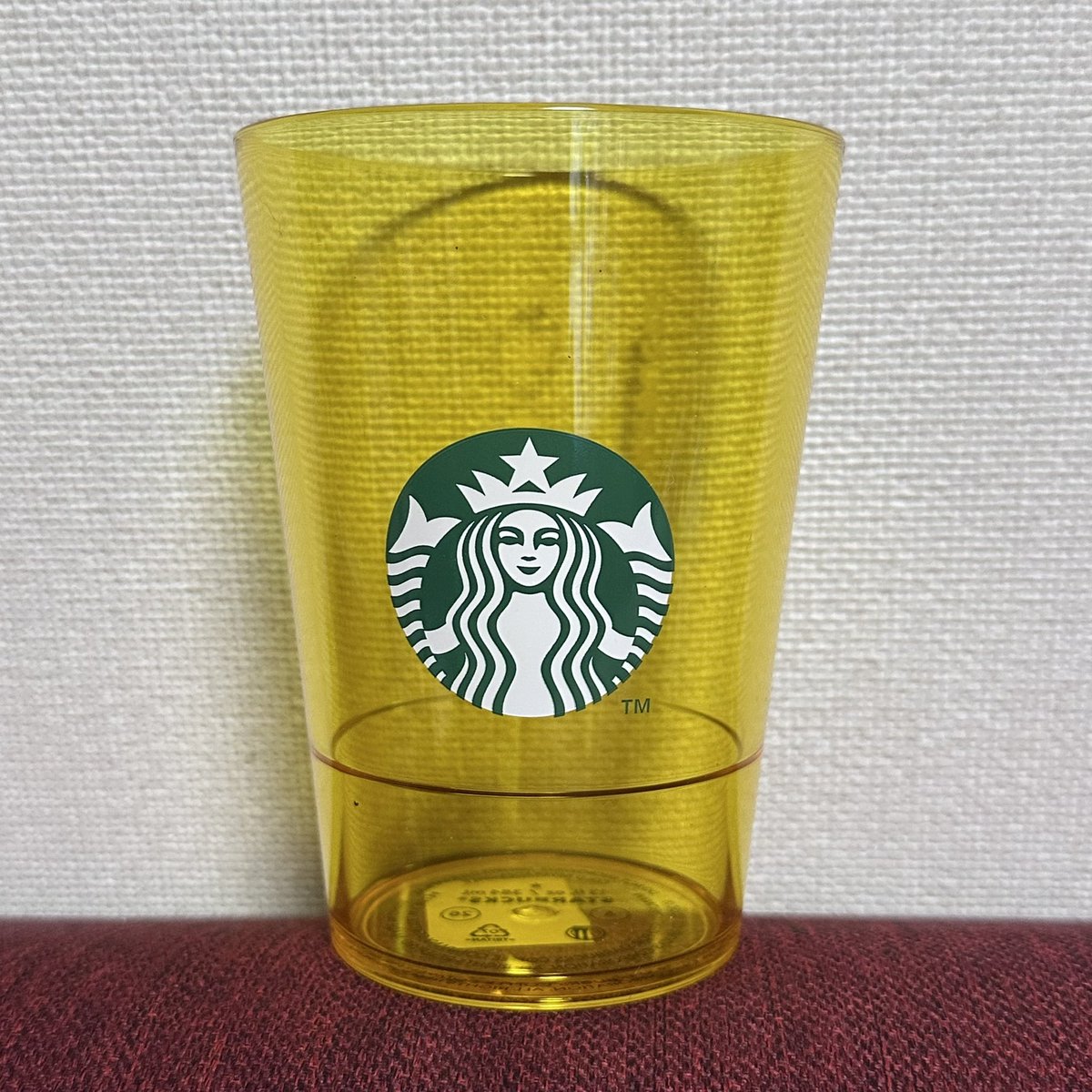 koukuma's tweet photo. 相方さんが発売初日に買ってくれた
「ロゴコールドカップイエロー」

ステッカーはおひと様一個
いっぱい貼ろうと思ってたのに…

某サイトではいっぱい高値で
売られてるし…悲しい😭

大切に使いたいと思います😌

#スターバックス https://t.co/hn2EYS4gp2