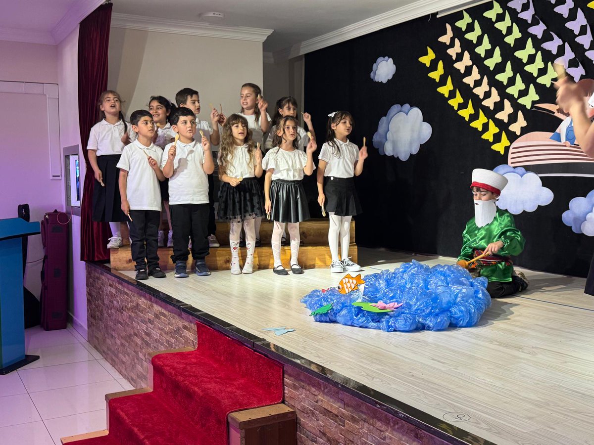 CayeliMem's tweet photo. 🎓 İshakoğlu İlkokulunda karne heyecanı yaşandı.

2025-2026 eğitim öğretim yılının sona ermesi dolayısıyla düzenlenen karne töreninde öğrenciler karnelerini ve başarı belgelerini aldı. 

Tüm öğrencilerimizi tebrik ediyor, sağlıklı ve mutlu bir tatil diliyoruz. 🌸📚

#KarneSevinci https://t.co/gqEQJQiFdS