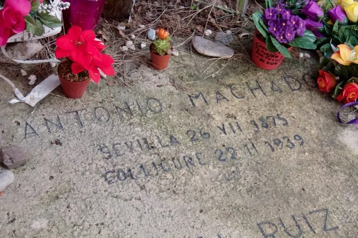 Red_Machadiana's tweet photo. 🌊 #Collioure, el último viaje. Allí, frente al mar que tanto le recordaba a sus "días azules", descansa el maestro #Machado. 
Visitar su tumba en este bellísimo pueblo marinero es un acto de amor a la literatura. Un destino que marca el alma. 
#GeneracionDel98 #ViajarEsRevivir https://t.co/7PLmc8EkCI