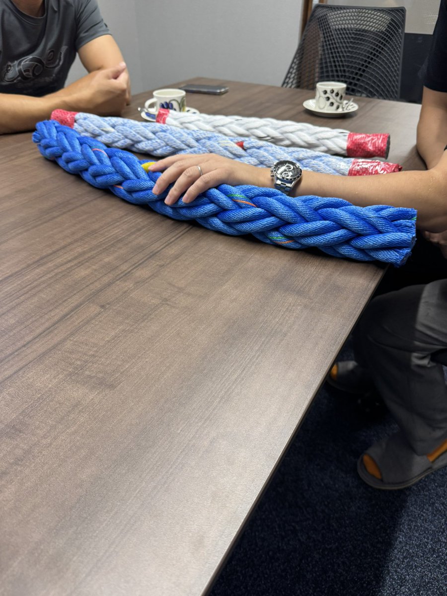 ebisu0715's tweet photo. 近年、係船ロープと言えば石田製綱と言うくらい中小型船を中心に増えてきました。
強さはもちろんですが一言で言うとドラムにロープが噛み込みにくい。
青の55mmのPPロープと真ん中の50mmのMIXが同等以上の強度．
奥の40mmのスーパーUが1番強くて軽い。
ロープも大事ですがフェアリーダーの配置も大事 https://t.co/S7JLMyJiyt