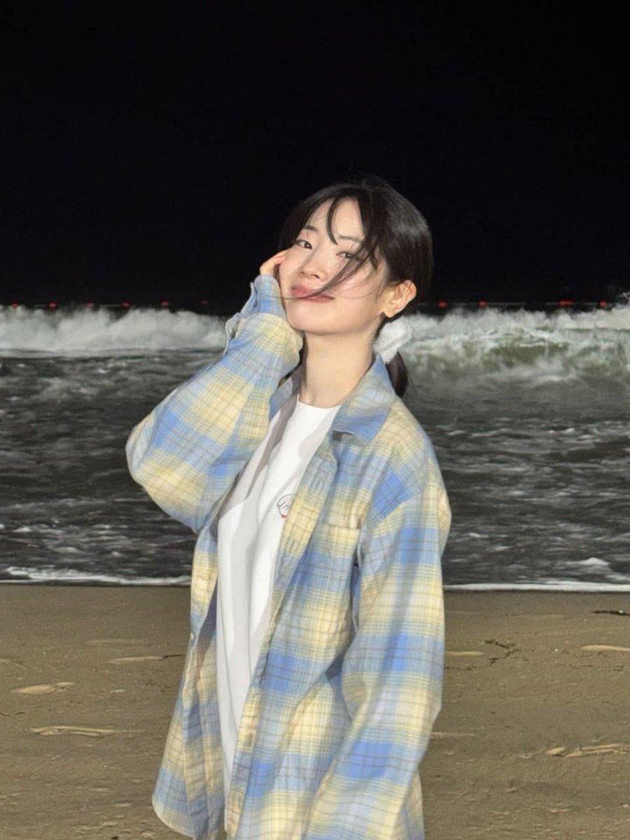 NET25TV's tweet photo. QUICK BEACH TRIP, DAHYUN? 🏖

TINGNAN: Ibinahagi ng TWICE girl group member na si Dahyun sa mga ONCE ang mga larawan habang siya ay nasa tabing-dagat sa kaniyang beach trip.

📷: Dahyun/Instagram

#NET25NewsandInformation #TwiceAsNice #oncefandom #kpop #korean https://t.co/OgPMk2FofV