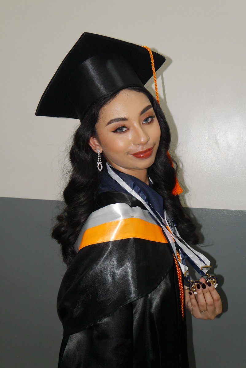 lyjzr's tweet photo. the graduate https://t.co/gadc5C0YFo