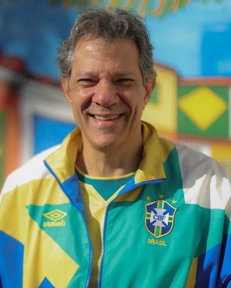 lazarorosa25's tweet photo. 🚨 VAMOS VIRAR, SÃO PAULO!

A diferença entre Tarcísio e Haddad despencou em apenas alguns meses. Desde fevereiro, Haddad ganhou terreno e reduziu a vantagem para o atual governador em 11,8 pontos no 1º turno e 12,8 pontos no 2º turno.

📊 1º turno
🔵 Tarcísio: 51% ➜ 45,6% (-5,4 pts)
🔴 Haddad: 27,7% ➜ 34,1% (+6,4 pts)

📊 2º turno
🔵 Tarcísio: 58,7% ➜ 51,4% (-7,3 pts)
🔴 Haddad: 32,4% ➜ 37,9% (+5,5 pts)

Detalhe: o levantamento foi feito pelo Paraná Pesquisas.