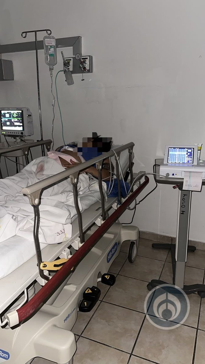 michelleriveraa's tweet photo. 🚨#URGENTE Mujer a punto de dar a luz en el Hospital del @ISSSTE_mx de #Hermosillo será trasladada de urgencia  al #HIMES por falta de energía eléctrica @CFEmx. La bajarán por las escaleras porque no se puede por elevador. Esto comparte personal interno :

“La paciente le toco está el labor de parto. Ya se había preparado para entrar a expulsión y  se le puso catéter epidural”

“Tenemos casi 20 min sin luz, la paciente se va trasladar al HIMES porque no podemos atenderla así y si se complica no hay como hacer una cesárea”

Qué pena, en serio.
