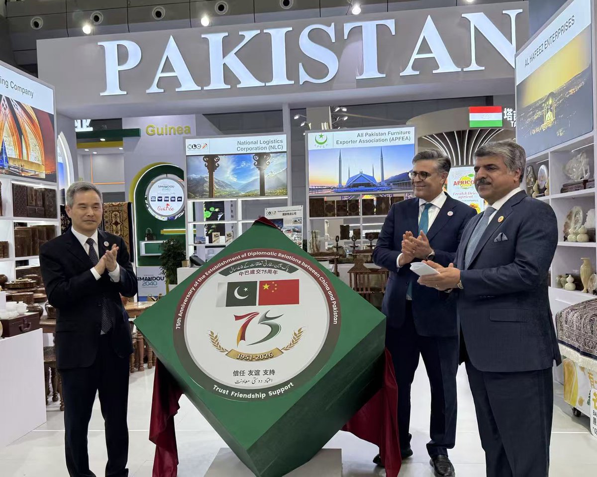 KhalilHashmi's tweet photo. At this year's China-Eurasia Expo in Urumqi, Pakistan was designated Guest of Honor Country. 
An impressively designed Pakistan National Pavilion has been set up, featuring 17 booths and 44 Pakistani exhibitors. The Pavilion was jointly inaugurated this morning by H.E. Mr. Wang Jianxin, Vice Governor of Xinjiang Uygur Autonomous Region, H.E. Syed Ghulam Mustafa Shah, Deputy Speaker of the National Assembly of Pakistan, and myself. 
I briefed the Vice Governor on the key characteristics of Pakistani products and the craftsmanship behind handicrafts, carpets, gemstones, leather goods, wood-carved furniture, garments, and other premium products. We also briefly discussed ways to enhance our bilateral trade by way of improved and expedited customs clearance, quarantine procedures at our land border in Khunjerab Pass. 

@ForeignOfficePk  @PakinChina_  @PkPublicDiplo 

在今年的乌鲁木齐中国—亚欧博览会上，巴基斯坦被设为主宾国。
精心设计的巴基斯坦国家馆已搭建完成，设有17个展位，共有44家巴基斯坦参展商。今天上午，新疆维吾尔自治区副主席王建新阁下、巴基斯坦国民议会副议长穆斯塔法阁下与我共同为展馆揭牌。
我向王建新副主席介绍了巴基斯坦产品的主要特色，以及手工艺品、地毯、宝石、皮具、木雕家具、服装等优质产品背后的制作工艺。我们还就如何通过改善和加快红其拉甫口岸陆路边界的通关及检疫程序来促进双边贸易，进行了简要交流。