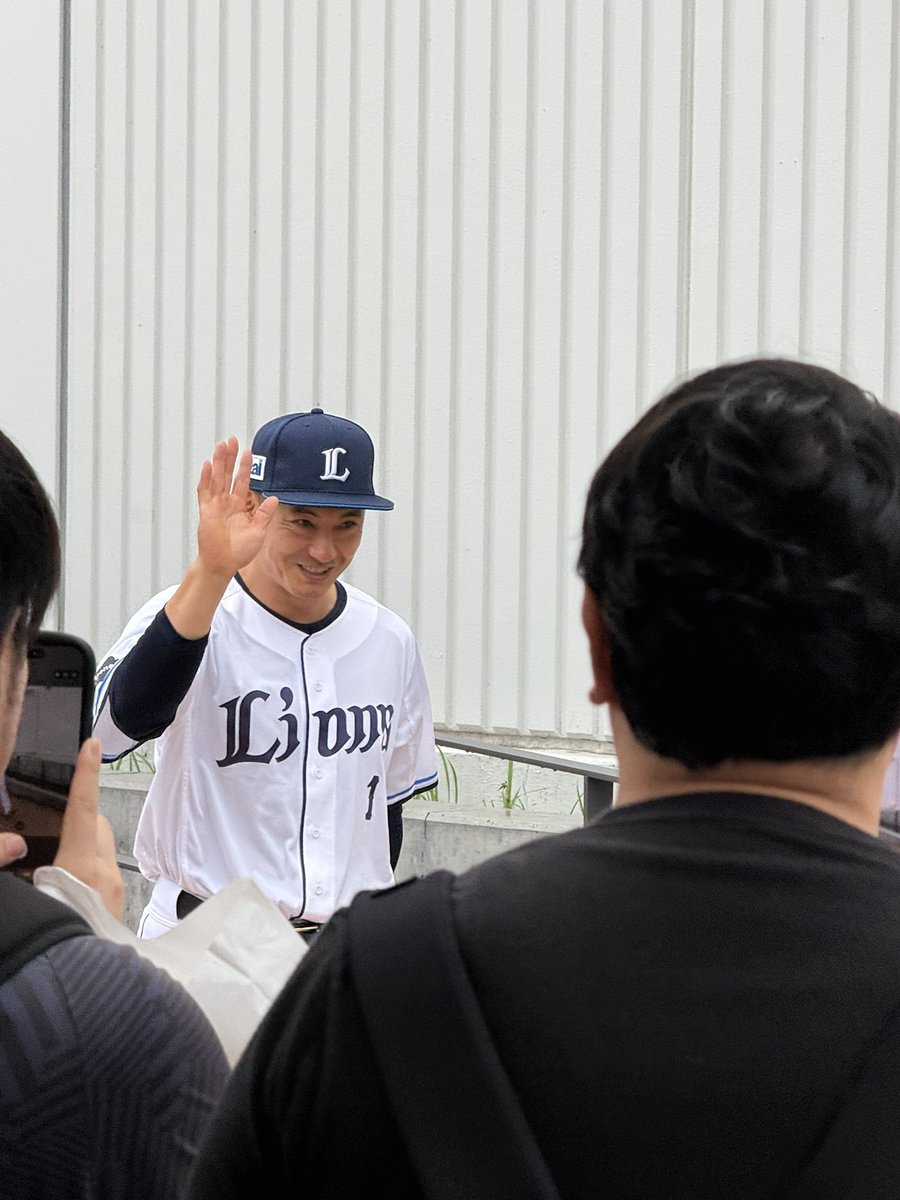 startlions's tweet photo. 整理券で並んでたら、来た
#seibulions https://t.co/vFFHYViVw2