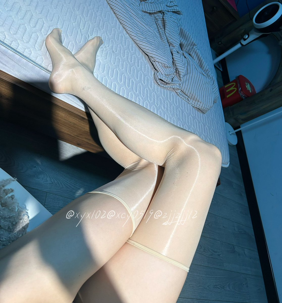 xcy0519's tweet photo. 谁脸上有蚊子需要帮忙 https://t.co/tNnVLIKons