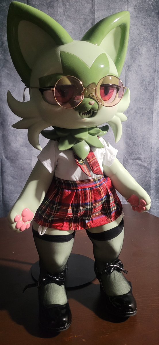 Alabastard2's tweet photo. Gato verde in a schoolgirl outfit. https://t.co/tvelBDoJm3