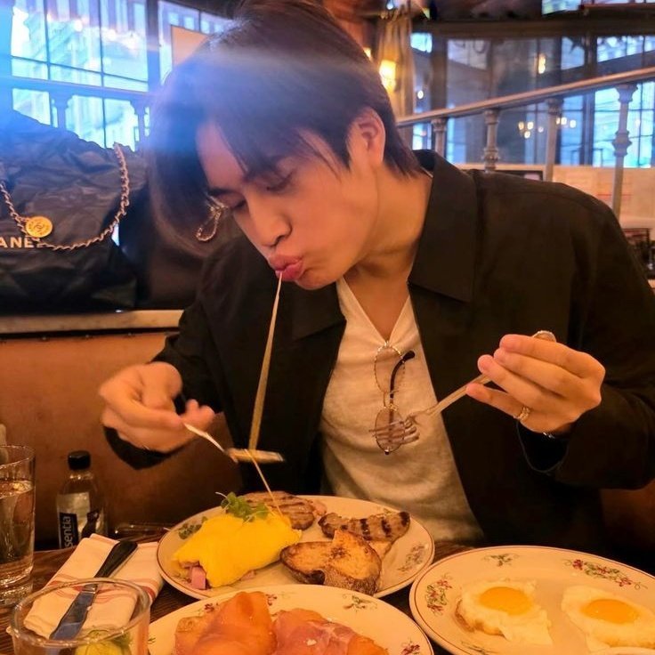 gemy_foty's tweet photo. eating                                   eating https://t.co/t7TAJwE7Rp