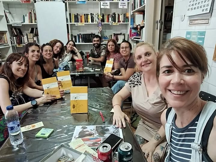 AVVBarrioMosca's tweet photo. Última sesión del club de lectura hasta después del verano con Comerás flores, un libro que ha generado diversidad de valoraciones pero que nos dejó una sesión súper amena y agradable a pesar de estas temperaturas. 🪭
¡Feliz verano, lectores y lectoras! 🏖️🌞
#clubdelectura #usera https://t.co/yfBja2pNzg