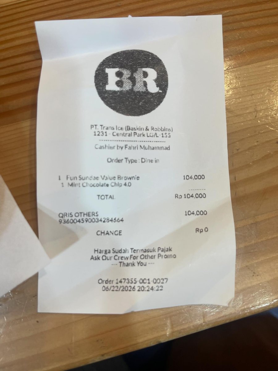Asunazr's tweet photo. Merasa ditipu sama staff Baskin Robbins 🥲
Harga asli 55k tp di charge 104k 😀
Jadi kemarin aku ke outlet yg di CP. Karena udh lama bgt ga ke baskin di indo, aku ga update harganya brp dan nanya harga ke staffnya (di menu TV adanya harga pint/quartz/galon). Staffnya info harga 2 scoop 115k, 1 scoop 104k. Dalem hati kok mahal ya, tp yaudah karna lagi pgn bgt jadi beli yg 1 scoop mint choco yg polosan.
EH TERNYATAAAA

Aku iseng cek di grabfood loh kok 1 scoop cuma 55k??? Pas cek struk tulisannya Fun Sundae Value Brownie, LOH MANA BROWNIENYA???? Ternyata menu yg di charge itu seharusnya ada topping2nya + waffle 😀😀😀

Harus banget ya staffnya bohong gini huhu. Padahal aku udh info cuma mau 1 scoop biasa aja. Udah coba complain ke IGnya baskin tapi ga di respon udh 4 hari.
What do you guys think?

cc : mongkidu