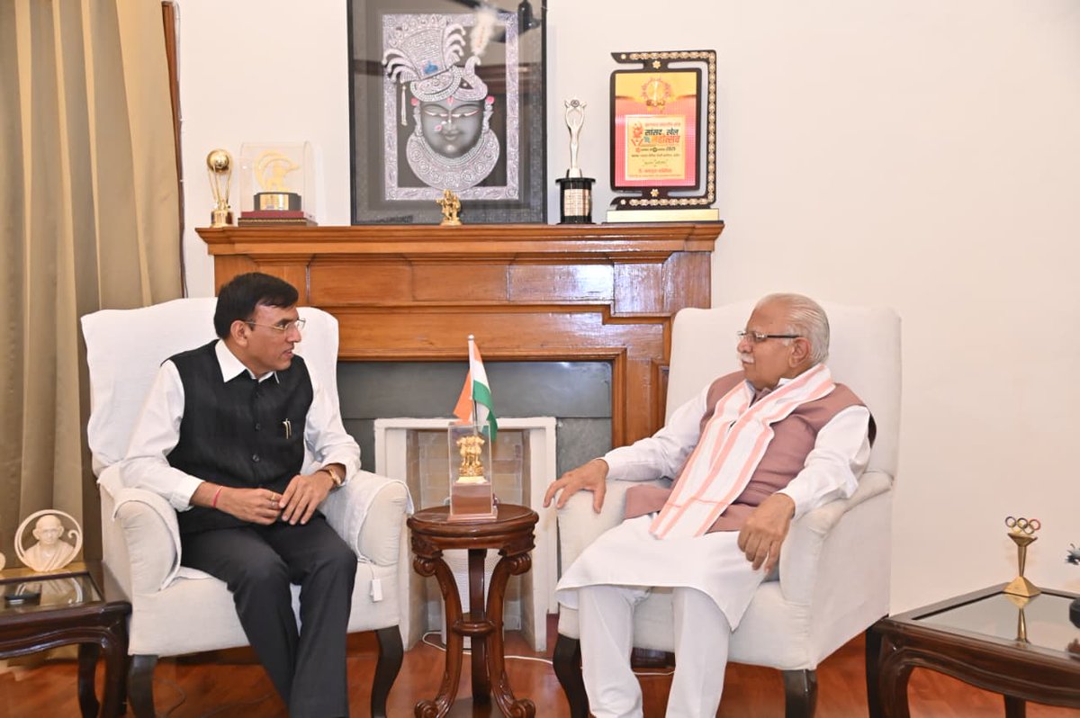 mlkhattar's tweet photo. केंद्रीय मंत्रिमंडल में ऊर्जावान सहयोगी, श्री @mansukhmandviya जी से आज उनके निवास स्थान पर शिष्टाचार भेंट की।

इस अवसर पर विभिन्न समसामयिक विषयों पर व्यापक विचार विमर्श हुआ। https://t.co/hwOTBlEizp