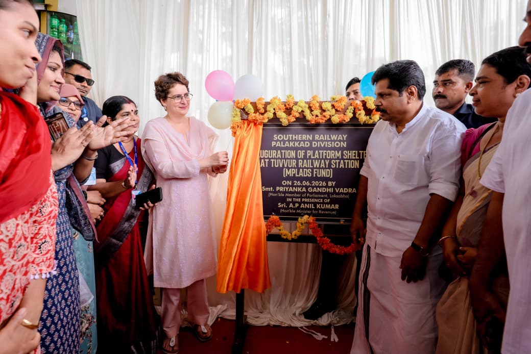 INCIndia's tweet photo. Strengthening public infrastructure in Wayanad

Congress General Secretary &amp; Wayanad MP Smt. @priyankagandhi ji inaugurated the newly constructed railway platform shelter at Thuvvur Railway Station, built with ₹28 lakh from LoP Shri Rahul Gandhi's MPLADS fund.

📍 Kerala https://t.co/364uaI3sfy