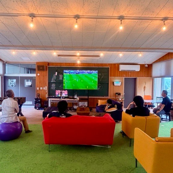 japannext1's tweet photo. 今日は就業前に音楽室（休憩室）でパブリックビューイングを実施しました！⚽

大型モニターでは「日本 vs スウェーデン」を、
27インチモニターでは「チュニジア vs オランダ」を同時上映！✨📺
朝からみんなで応援し、日本代表のプレーから元気をもらいました。

モニターを活用して複数の試合を同時に楽しめる環境🙌
JAPANNEXTの社員で良かったと感じた朝でした☺
