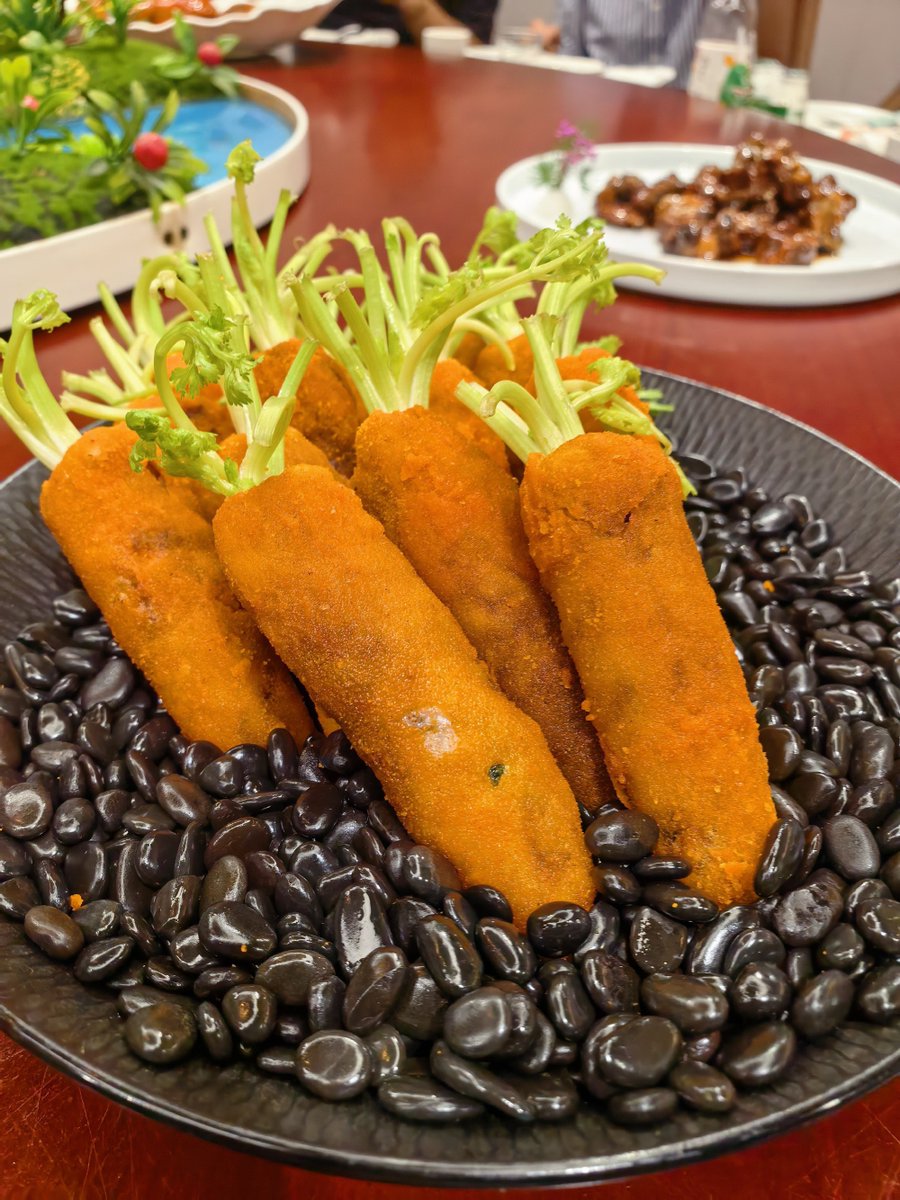 kinoco_lee's tweet photo. 神奇的中国美食，烤鸭吃过很正常，用鱼蓉卷的烤鸭做成萝卜状，哇哦

This carrot is roast duck rolled with fish paste

#FoodFind #FoodLover https://t.co/AU2bVD6Tgb
