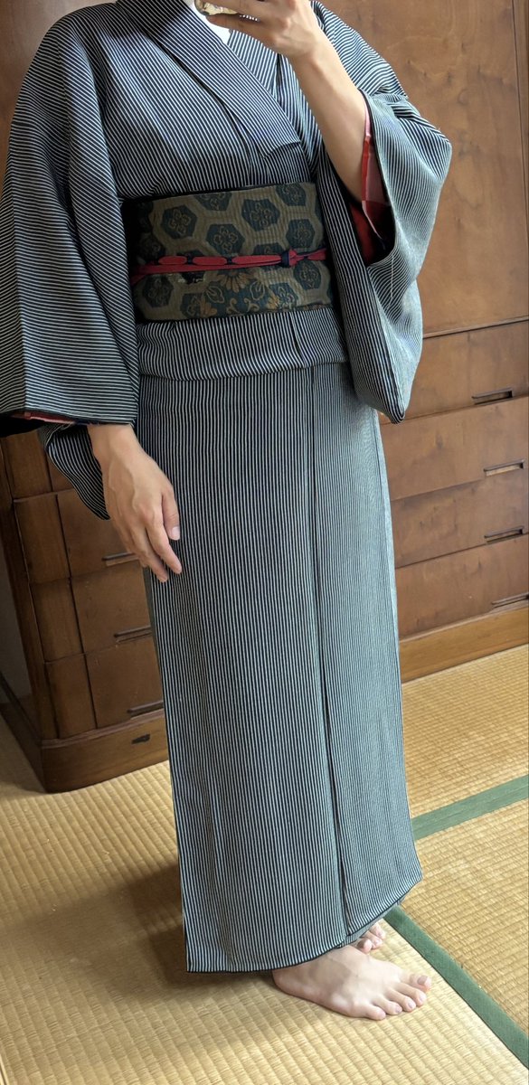 umenoponpon's tweet photo. 素足失礼、長襦袢変で失礼って感じなんだけど、今回和装ブラを初めて購入したので試しにサクっと着てみたけれど、胸が大きいから｢ふくよかなドスコイ｣って感じ…
前より良くなったけど…
あとこれ昼夜帯だったから、どうやって結ぶか忘れた…短くてびっくり🫨 https://t.co/6FFCuhLN52