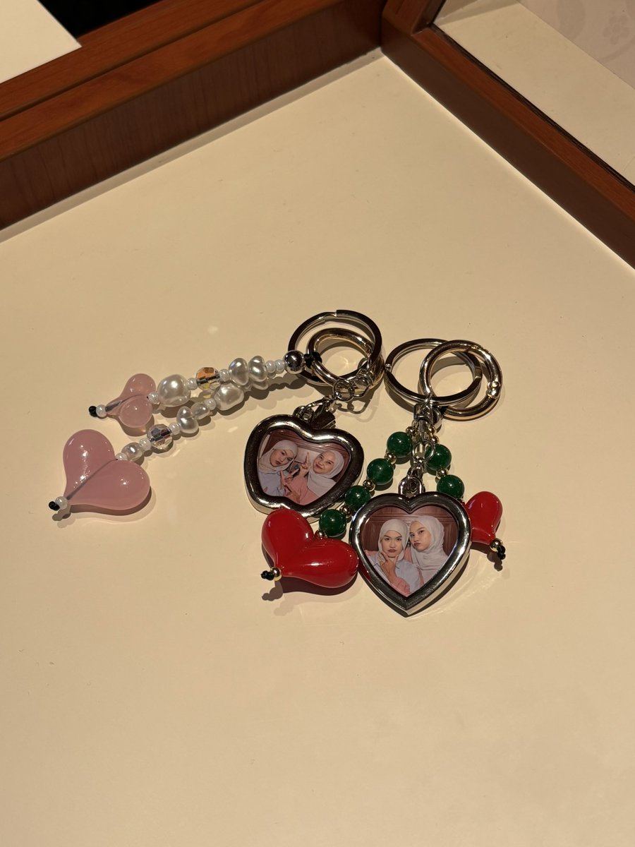 sundakentel's tweet photo. 'friendship should be fun' too 

photobooth &amp; bikin custom keycharm kaya gini ga selalu harus sama pacar tau, bisa juga bareng sahabat kaya aku &amp; temenku 👯‍♂️

bikin momen hangout lebih memorable 🤍 https://t.co/Y5aJ8zxrl8