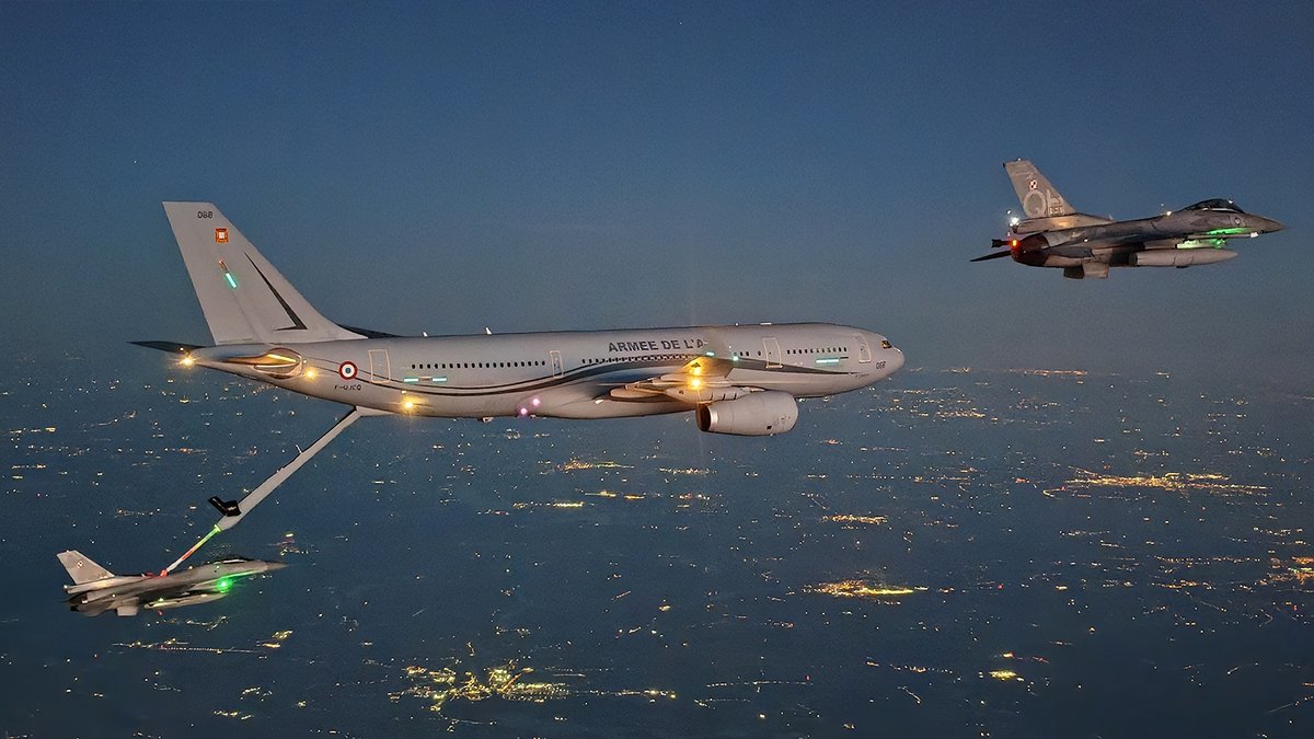 BartekBera's tweet photo. Nic lepszego dziś nie zobaczycie :) Tankowanie krzesińskich F-16 z francuskiego A330 MRTT z @Armee_de_lair  pod nocnym niebem. Następne takie zdjęcia już mam nadzieję z naszym MRTT ;)
Zdjęcia: oczywiście najlepsza, 31 Baza Lotnictwa Taktycznego. https://t.co/purNLcOErV
