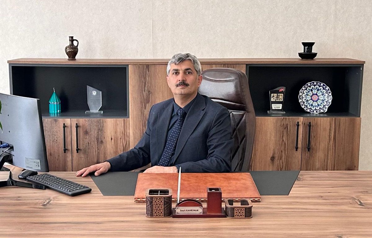 derbentmem's tweet photo. velilerimize canı gönülden teşekkür ediyor, sağlık, mutluluk ve huzur içinde bir tatil geçirmelerini diliyorum. 
İyi tatiller…

              Seyit KAHRİMAN
         İlçe Milli Eğitim Müdürü https://t.co/mAN0LsbuFz