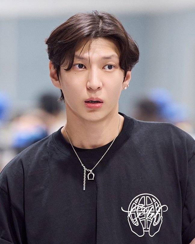 0524vx's tweet photo. the look on his face 🥺 so adorable https://t.co/zrkOPJhCGl